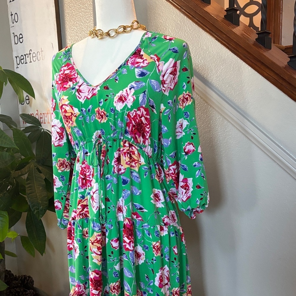 The Pioneer Woman Green Floral Tiered Midi Dress with V-Neck 🤩 - Picture 6 of 8